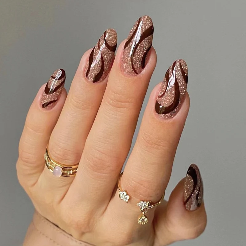 Kunstvolle Nagelkunst mit elegantem Wellenmuster Karnz