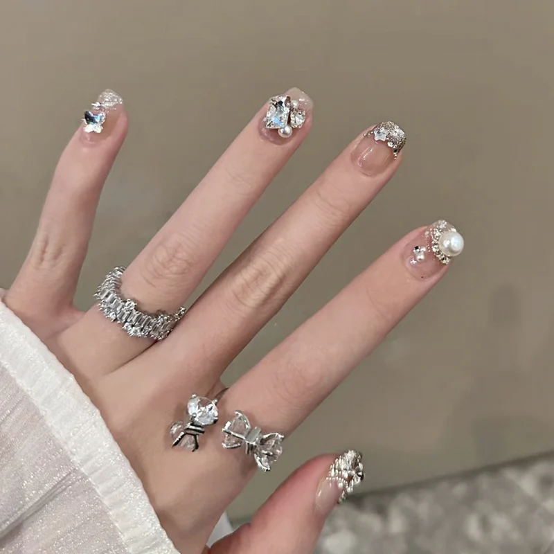 Kunstvolle Nagelkunst mit elegantem Schmuck-Design Karnz
