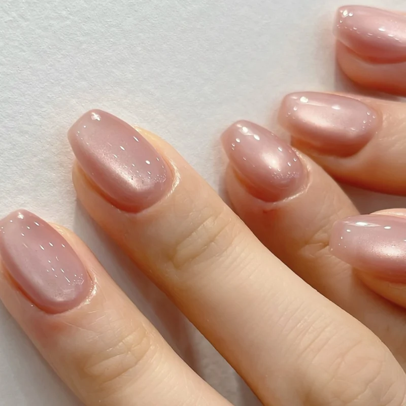 Kunstvolle Nagelkunst mit elegantem Schimmer Effekt Karnz