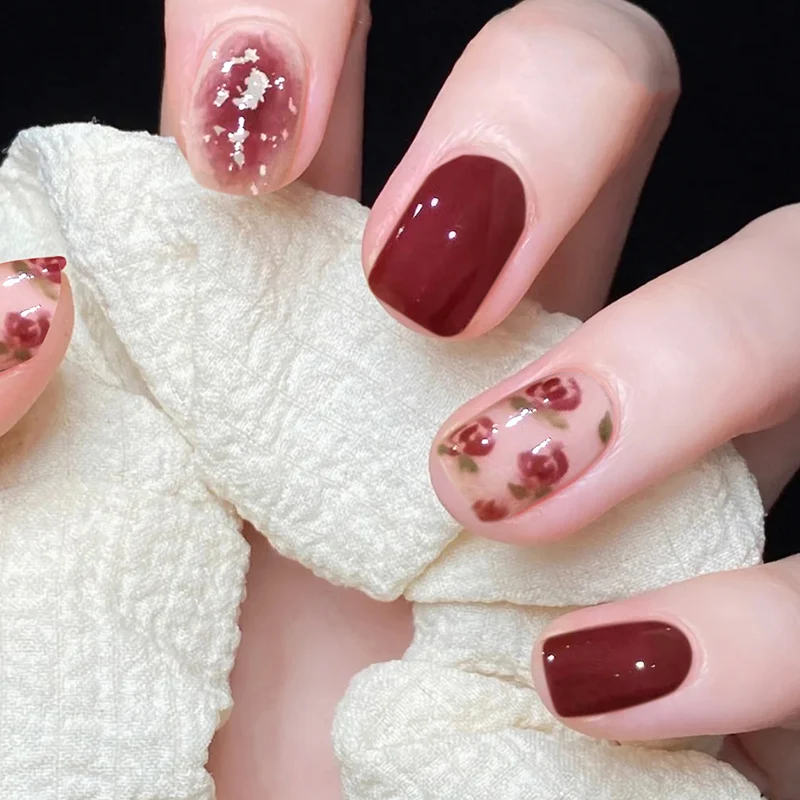 Kunstvolle Nagelkunst mit elegantem Blumendesign Karnz