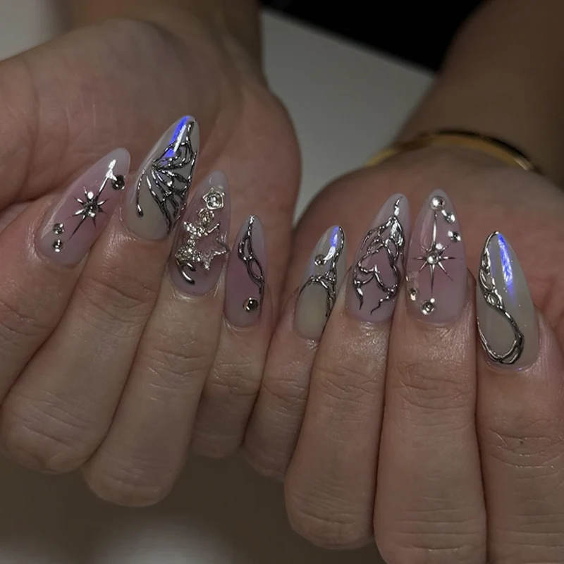 Kunstvolle Nagelkunst mit einzigartigen 3D-Verzierungen und Glitzerakzenten Karnz