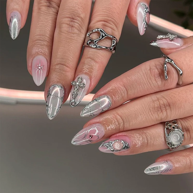 Kunstvolle Nagelkunst mit edlen Verzierungen Karnz