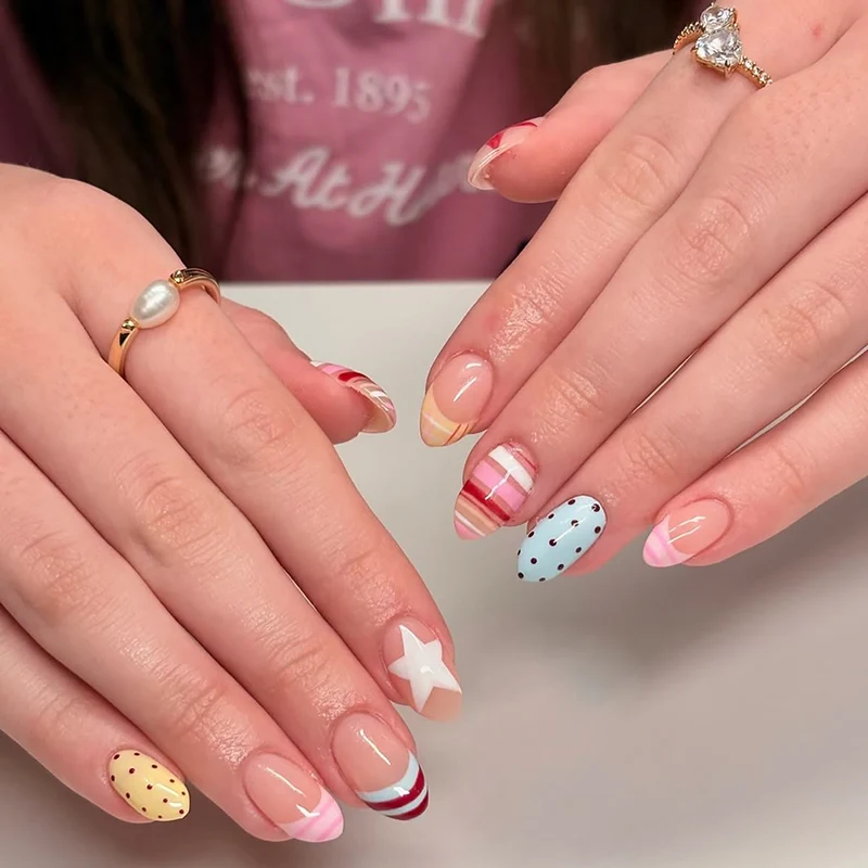 Kunstvolle Nagelkunst mit buntem Design Karnz