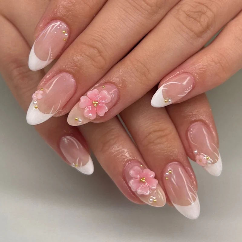 Kunstvolle Nagelkunst mit blütenverzierten Akzenten Karnz