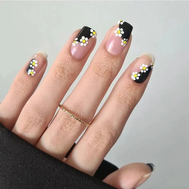 Kunstvolle Nagelkunst mit Blumenmuster Karnz