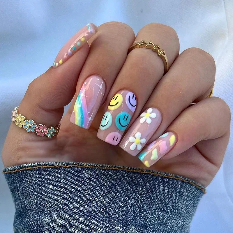 Kunstvolle Nagelkunst mit Blumen- und Smiley-Motiven Karnz