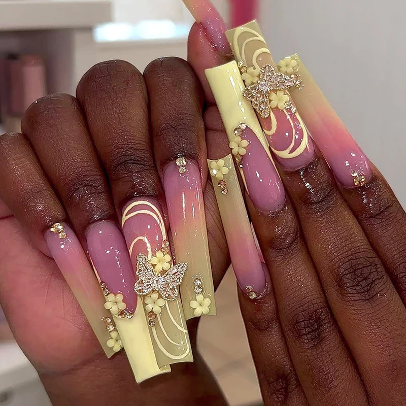 Kunstvolle Nagelkunst mit Blumen- und Schmetterlingsakzenten Karnz