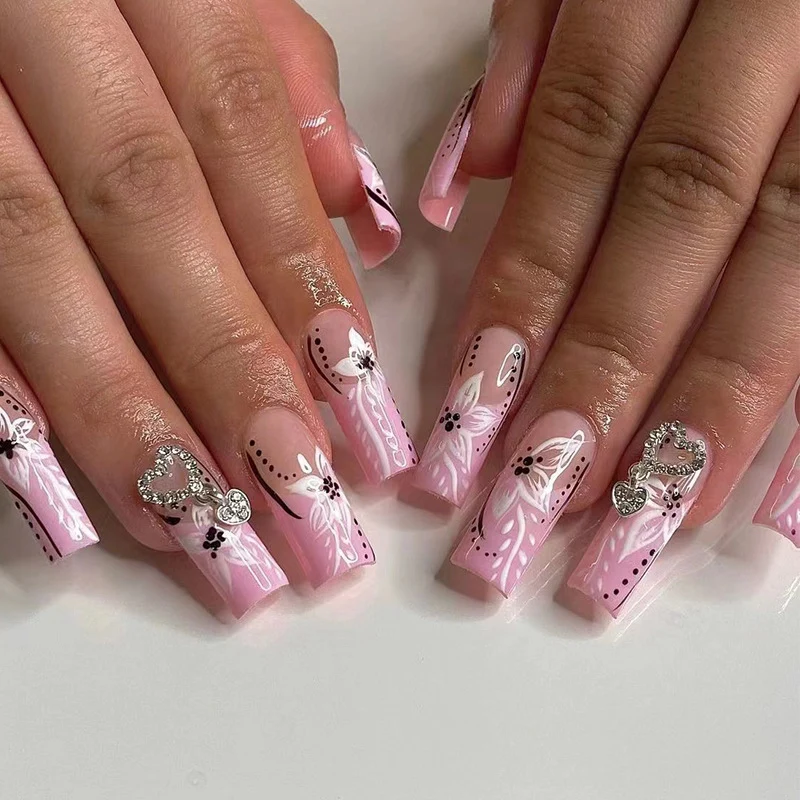 Kunstvolle Nagelkunst mit Blumen- und Herzmotiven Karnz