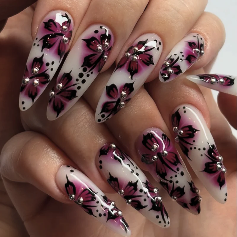 Kunstvolle Nagelkunst mit Blumen-Design und Strass-Akzenten Karnz