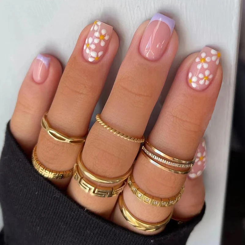 Kunstvolle Nagelkunst mit Blumen-Design und Farbverlauf Karnz