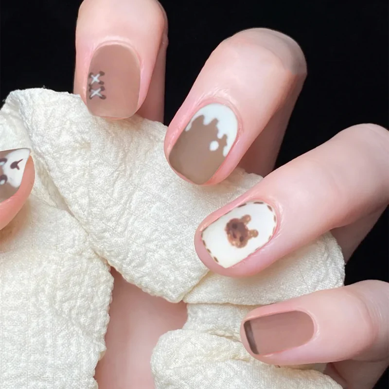 Kunstvolle Nagelkunst mit Bärenmotiv Karnz