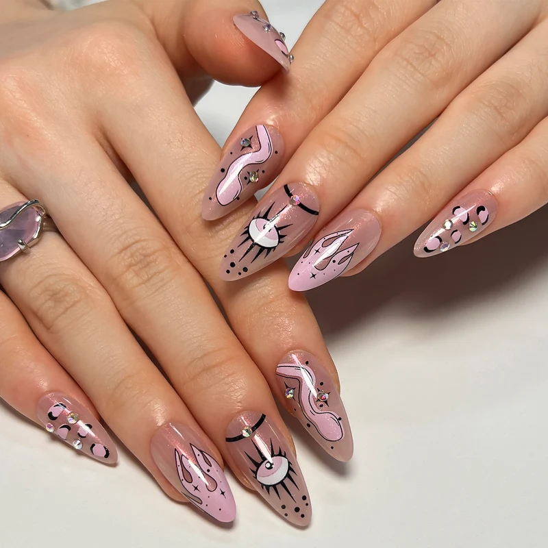 Kunstvolle Nagelkunst mit ausgefallenen Designs und funkelnden Akzenten Karnz