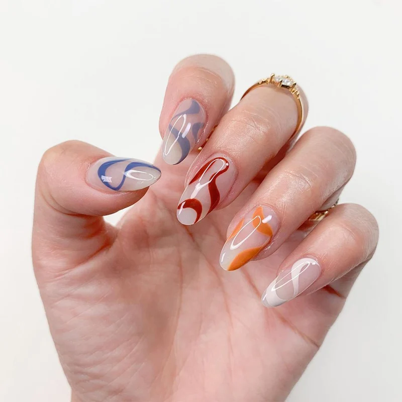 Kunstvolle Nagelkunst mit abstrakten Designs Karnz