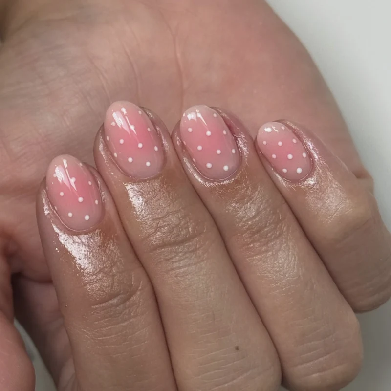 Kunstvolle Nagelkunst im sanften Ombre-Look mit Punkten Karnz