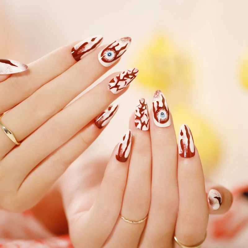 Kunstvolle Nagelkunst im Halloween-Design Karnz
