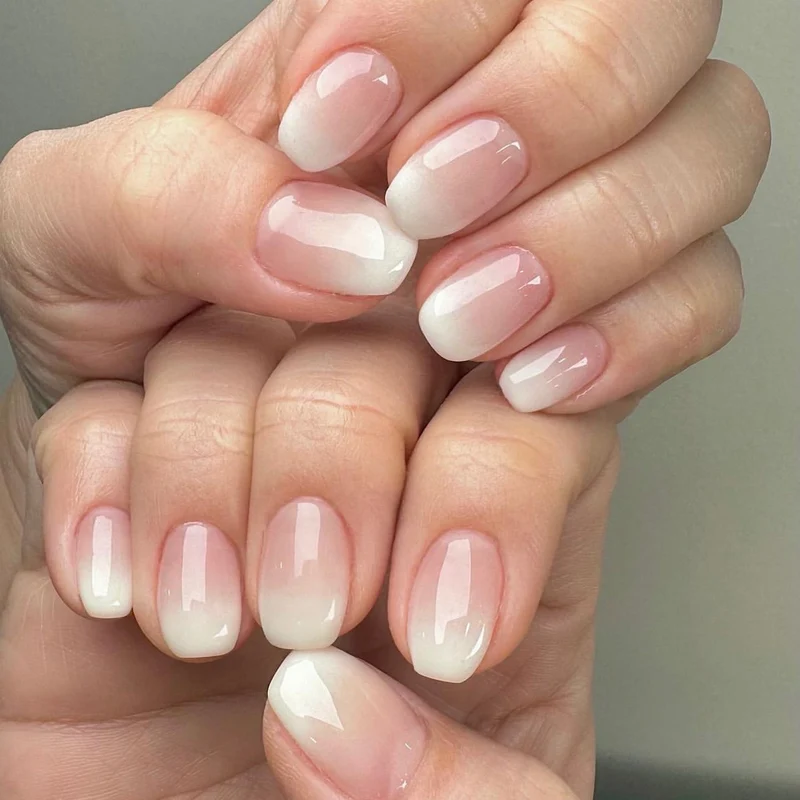 Kunstvolle Nagelkunst im eleganten Ombre-Stil Karnz