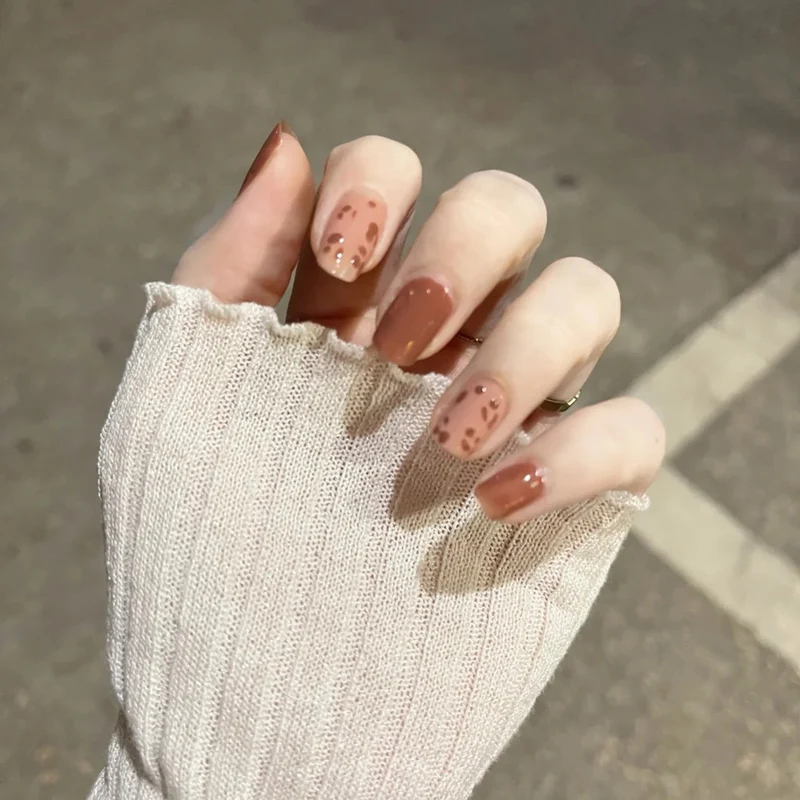Kunstvolle Nagelkunst im eleganten Design Karnz
