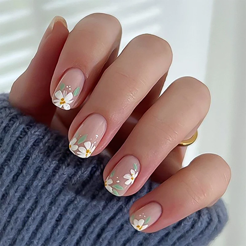 Kunstvolle Nagelkunst im eleganten Blüten-Design Karnz