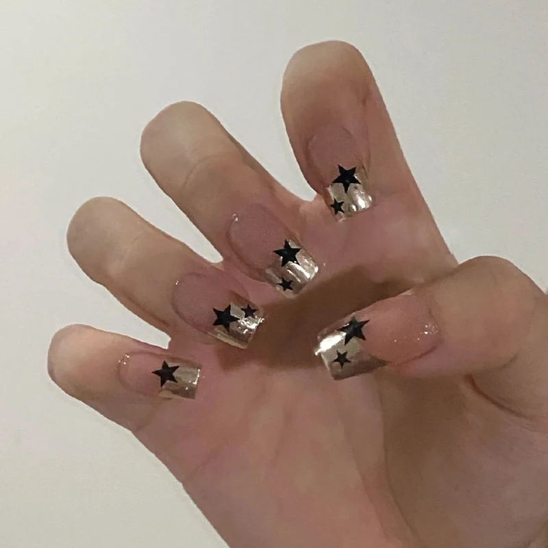 Kunstvolle Nagelgestaltung mit Sternenakzenten Karnz