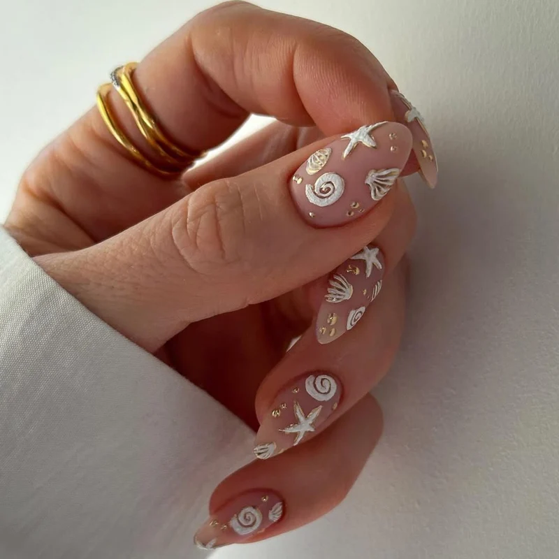 Kunstvolle Nagelgestaltung mit maritimen Motiven Karnz