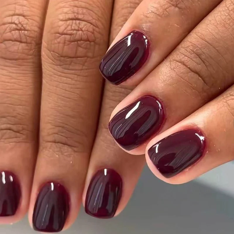 Kunstvolle Nagelgestaltung mit hochglänzendem Finish Karnz