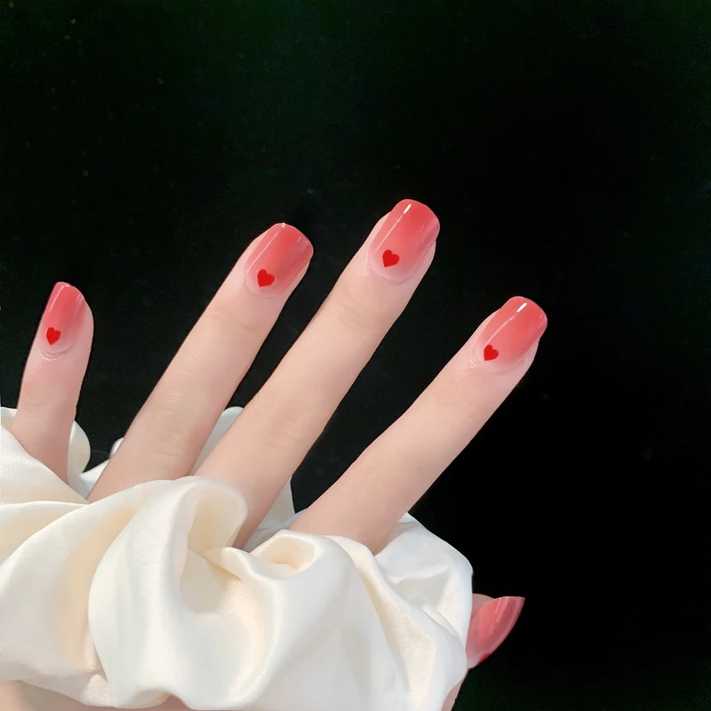 Kunstvolle Nageldesigns mit romantischen Herzmotiven Karnz