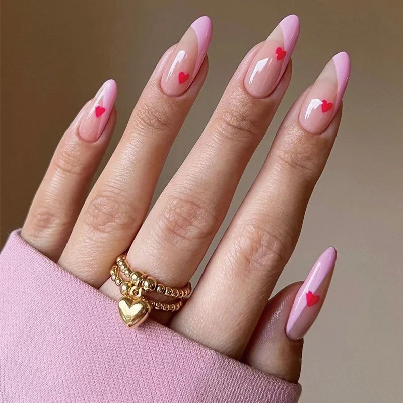 Kunstvolle Nageldesigns mit Herzakzenten Karnz