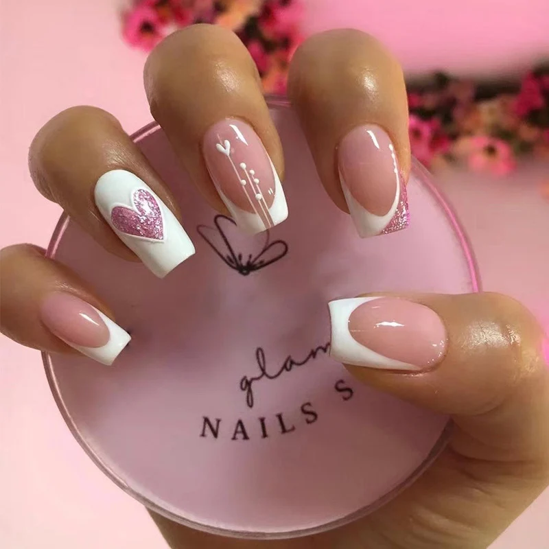 Kunstvolle Nageldesigns mit Herz- und Glitzerakzenten Karnz