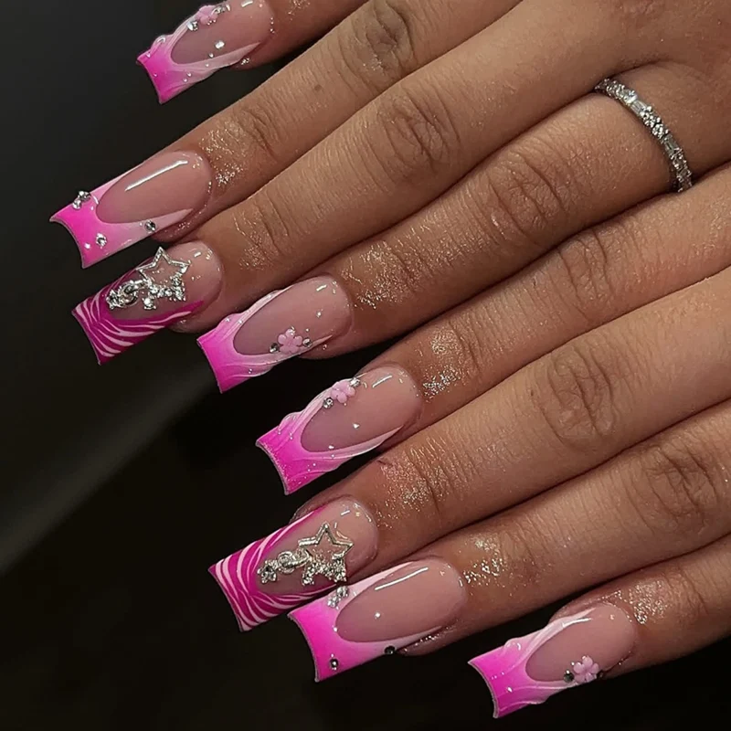 Kunstvolle Nageldesigns mit Glitzer- und Blumenakzenten Karnz