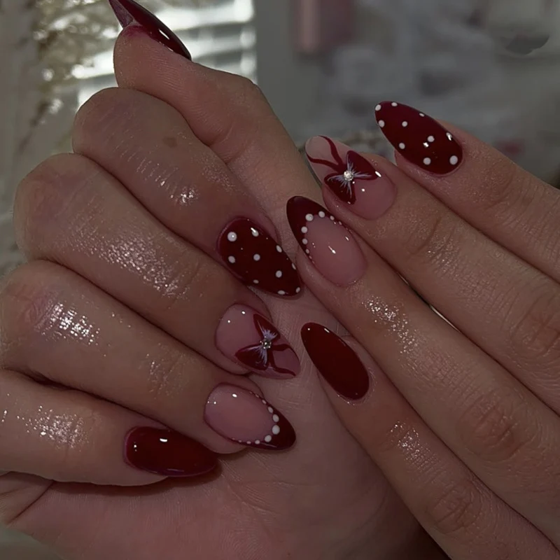 Kunstvolle Nageldesigns mit floralen und geometrischen Akzenten Karnz