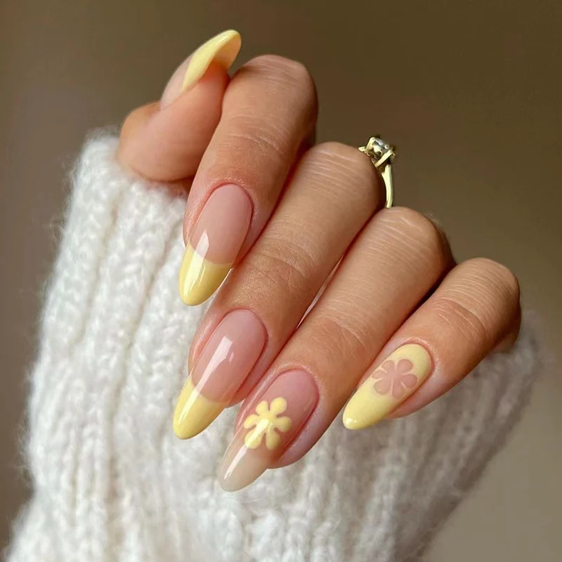 Kunstvolle Nageldesigns mit floralen Akzenten und Farbverlauf Karnz