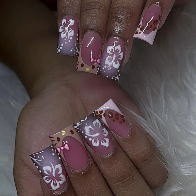 Kunstvolle Nageldesigns mit floralen Akzenten Karnz 1789124010