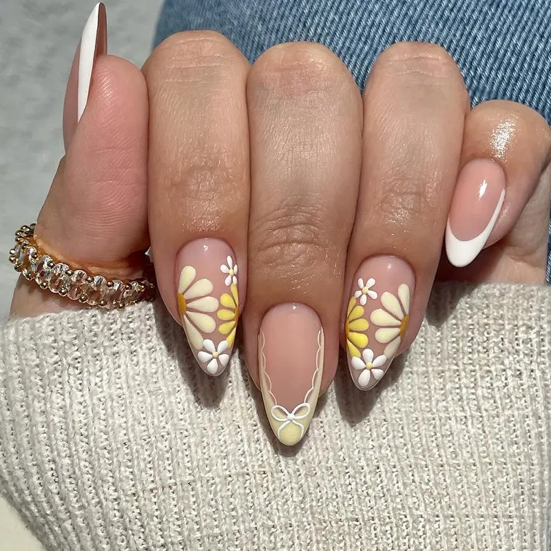 Kunstvolle Nageldesigns mit floralen Akzenten Karnz 1789123474