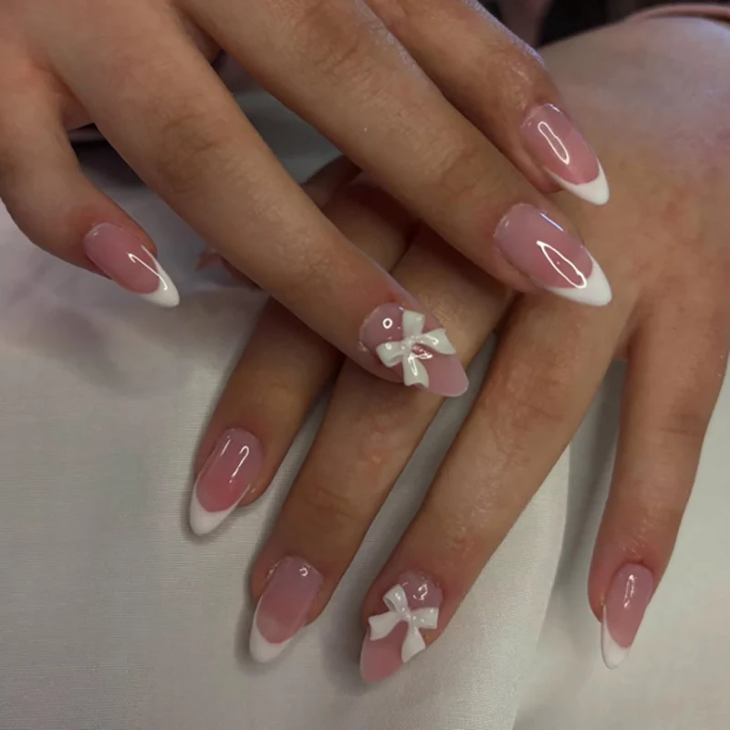 Kunstvolle Nageldesigns mit eleganten Spitzen und zarten Bogenmotiven Karnz
