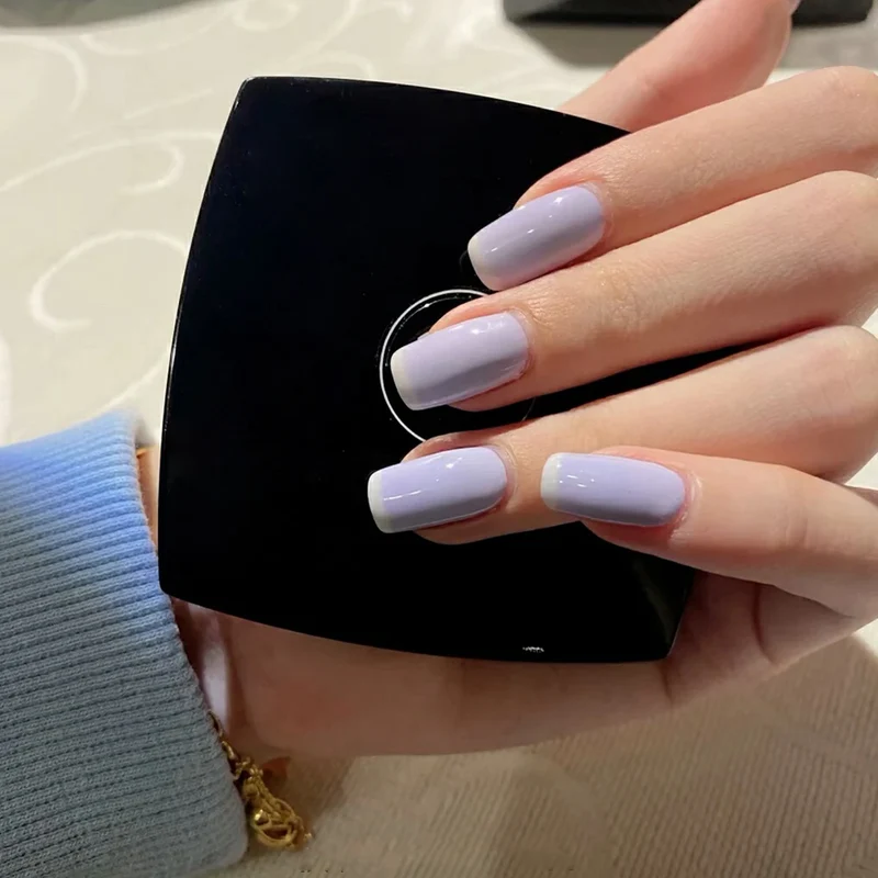 Kunstvolle Nageldesigns mit elegantem Farbverlauf und Glitzer Karnz