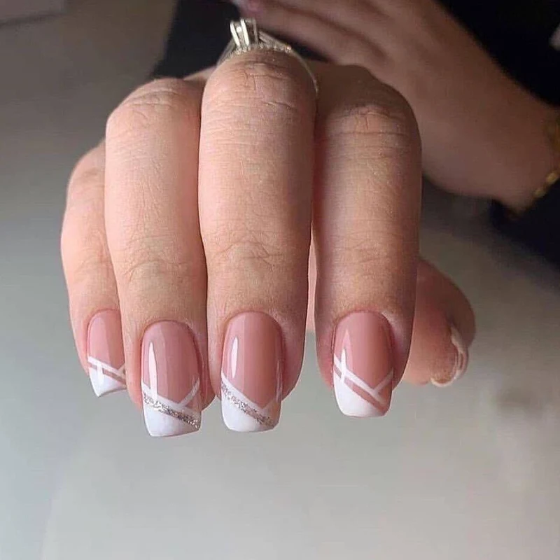Kunstvolle Nageldesign mit elegantem French-Tip und Glitzerakzenten Karnz