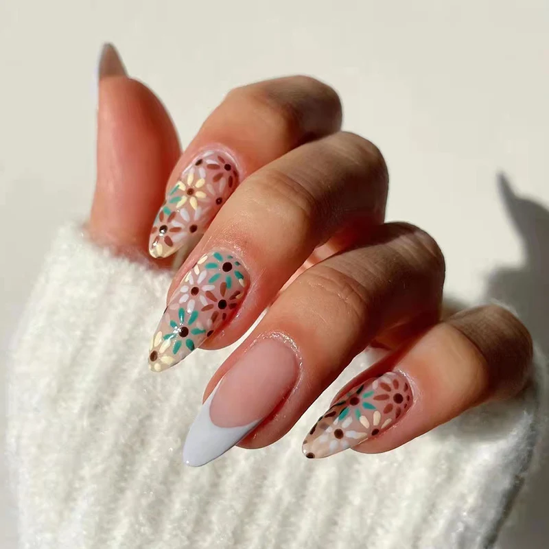 Kunstvolle Nägel mit floralem Design Karnz