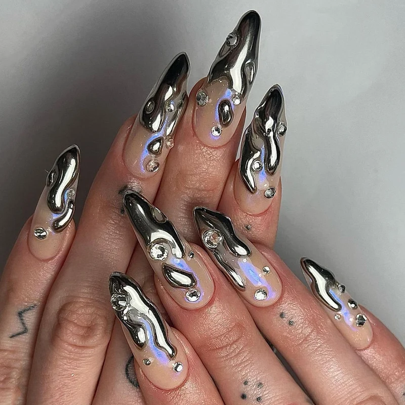 Kunstvolle Kunstnägel mit Glitzer- und Metallic-Akzenten Karnz