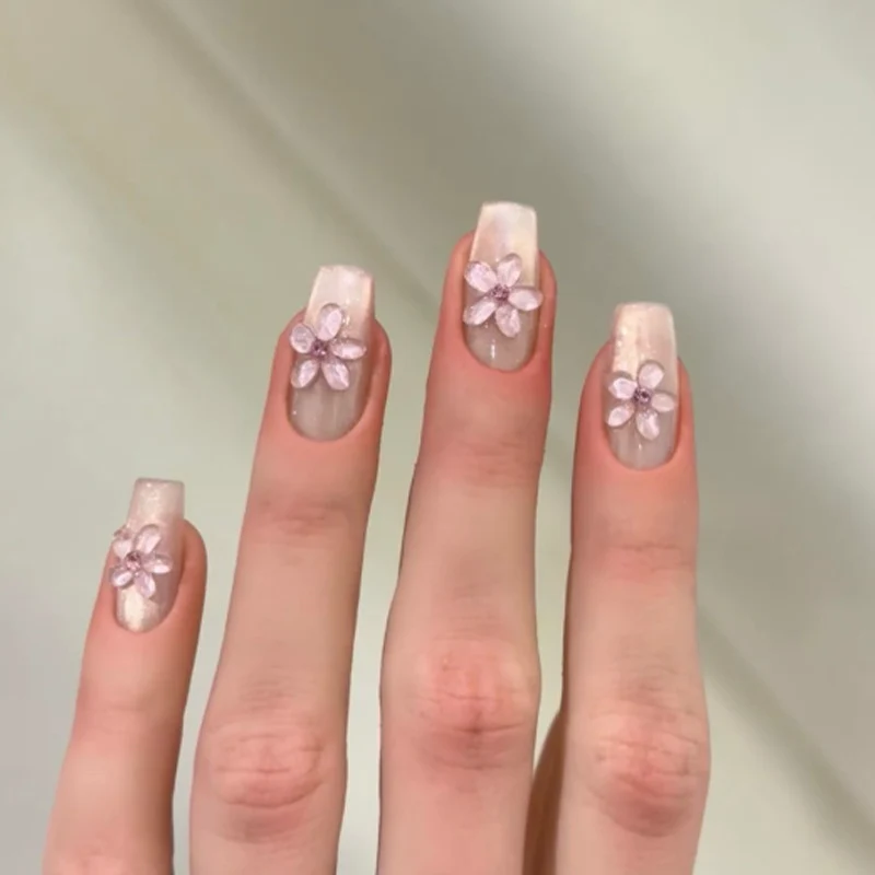 Kunstvolle Kunstnägel mit floralen Akzenten Karnz