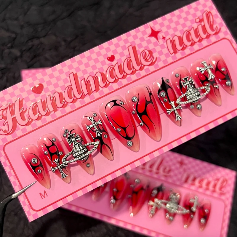 Kunstvolle Kunstnägel mit einzigartigen Designs und Glitzerakzenten Karnz