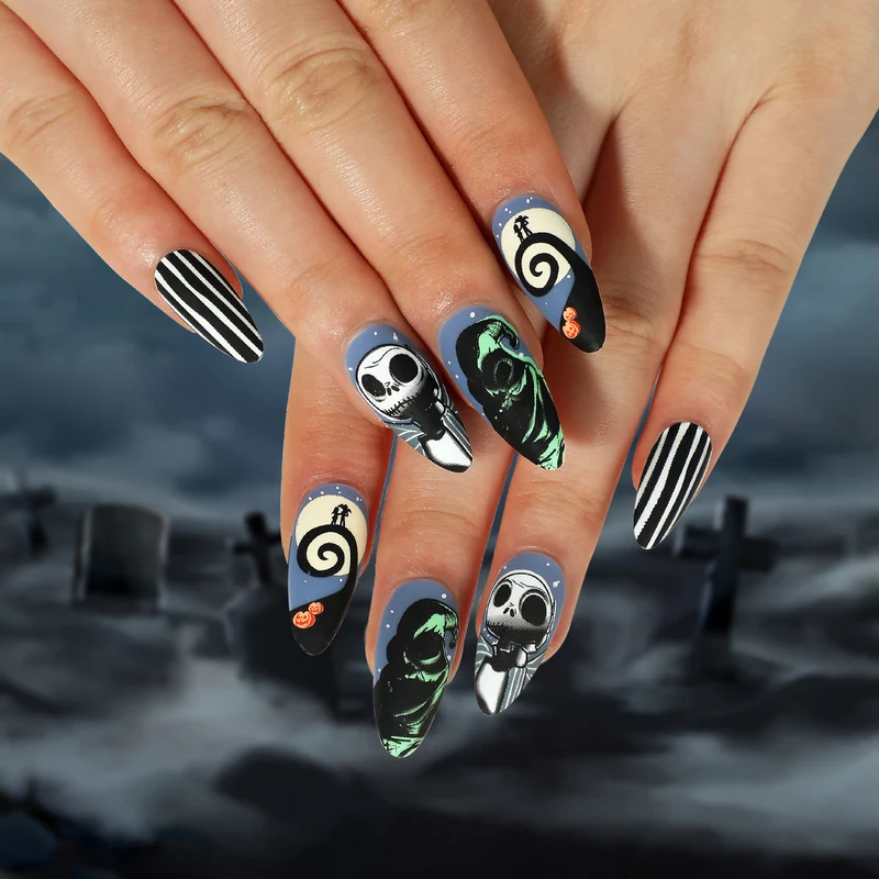 Kunstvolle Halloween Nagelverlängerungen im Gothic-Design Karnz