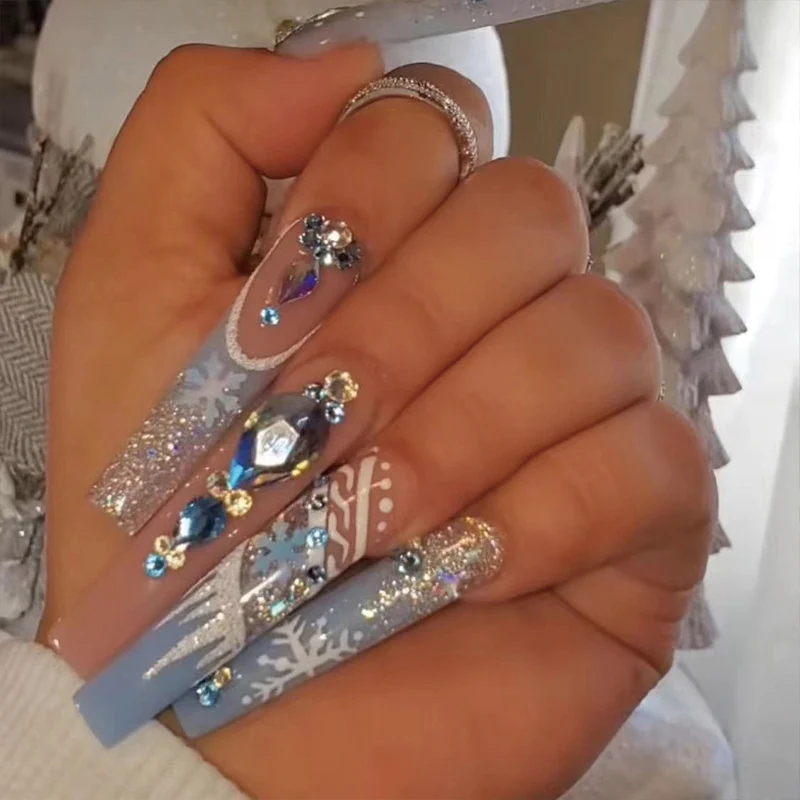 Kunstvolle Glitzer-Nagelkunst Karnz
