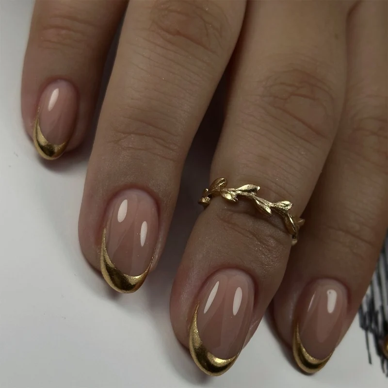 Kunstvolle Gel-Nagelkunst mit elegantem Gold-Tipp Karnz