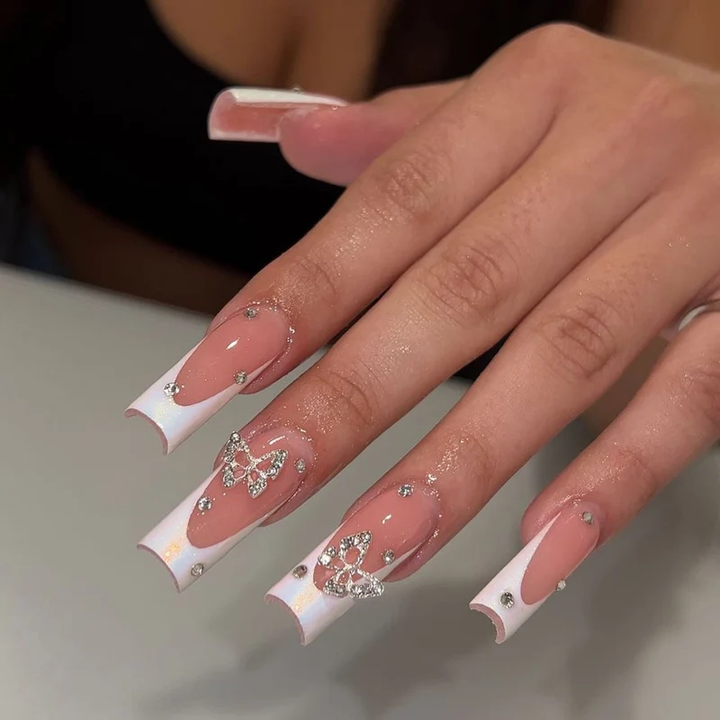 Kunstvolle Gel-Nägel mit Strassverzierungen Karnz