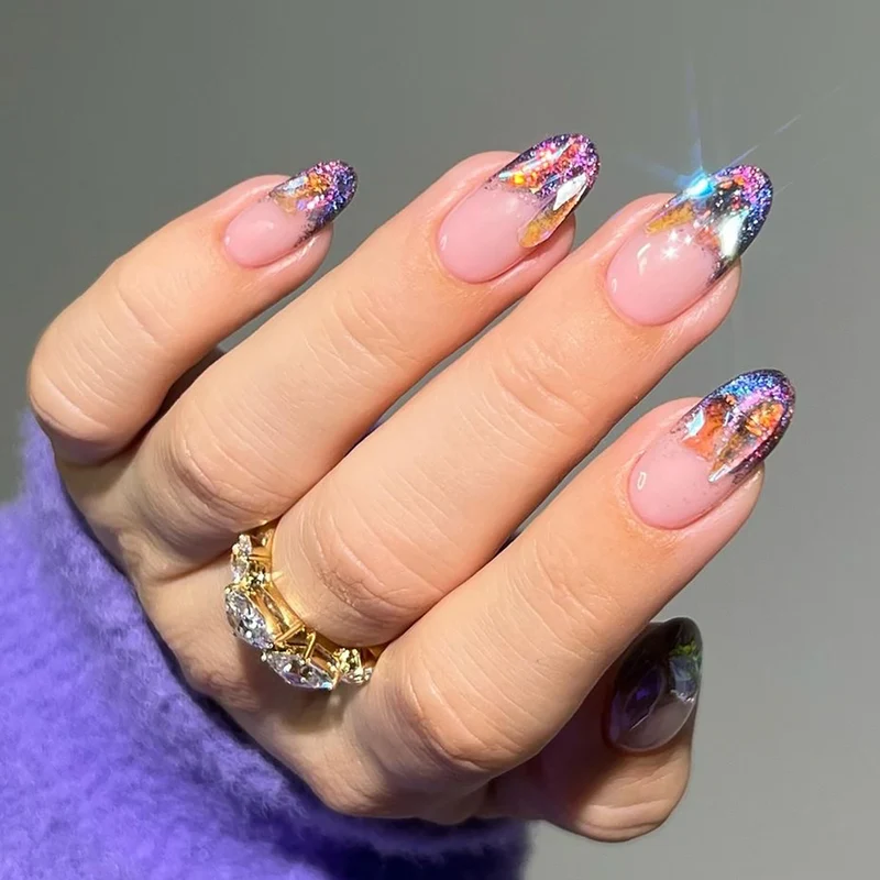 Kunstvolle Gel-Nägel mit Glitzer- und Strassakzenten Karnz