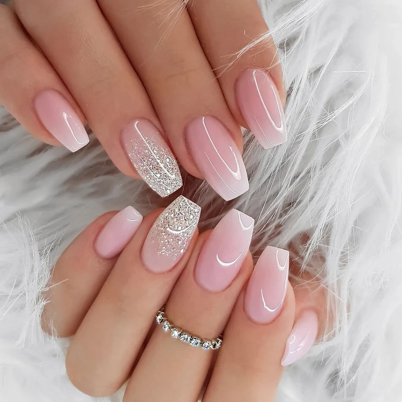 Kunstvolle Gel-Nägel mit Glitzer- und Ombre-Effekten Karnz