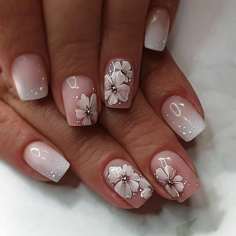 Kunstvolle Gel-Nägel mit floralen Verzierungen Karnz