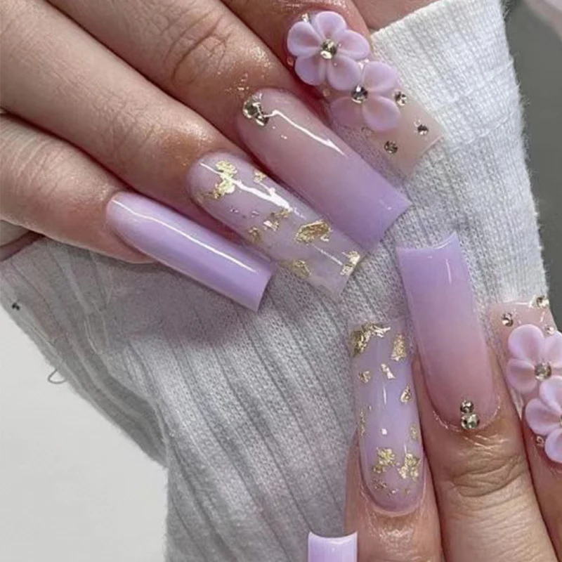 Kunstvolle Gel-Nägel mit Floral-Design und Glitzerakzenten Karnz