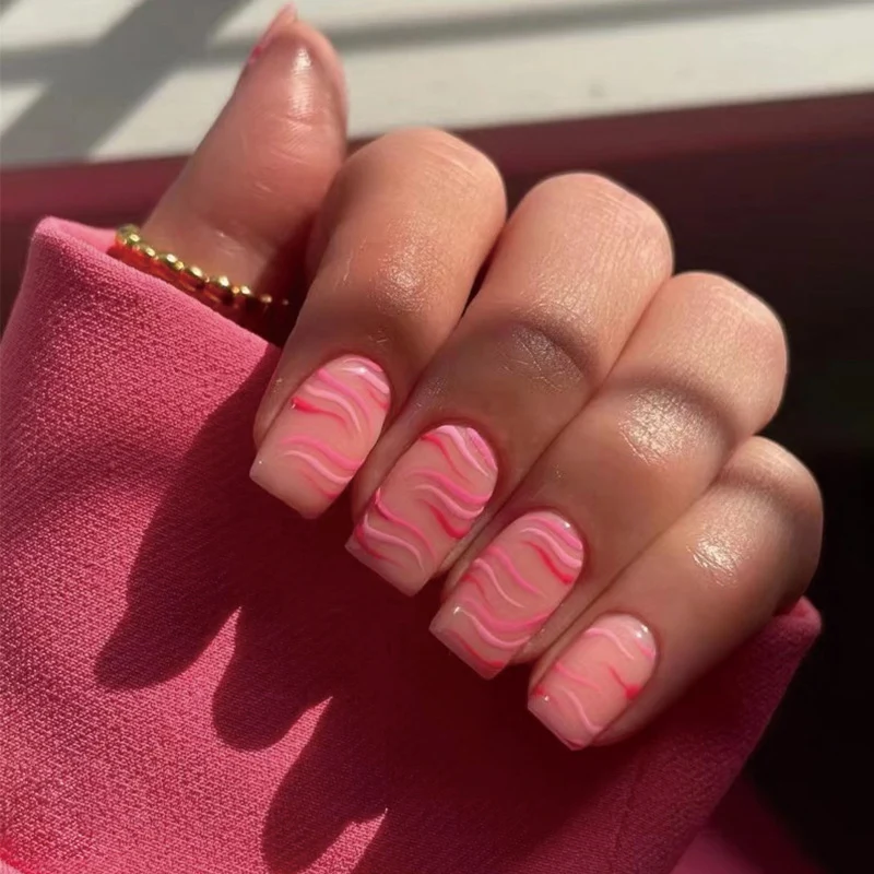 Kunstvolle Gel-Nägel mit elegantem Wellenmuster Karnz