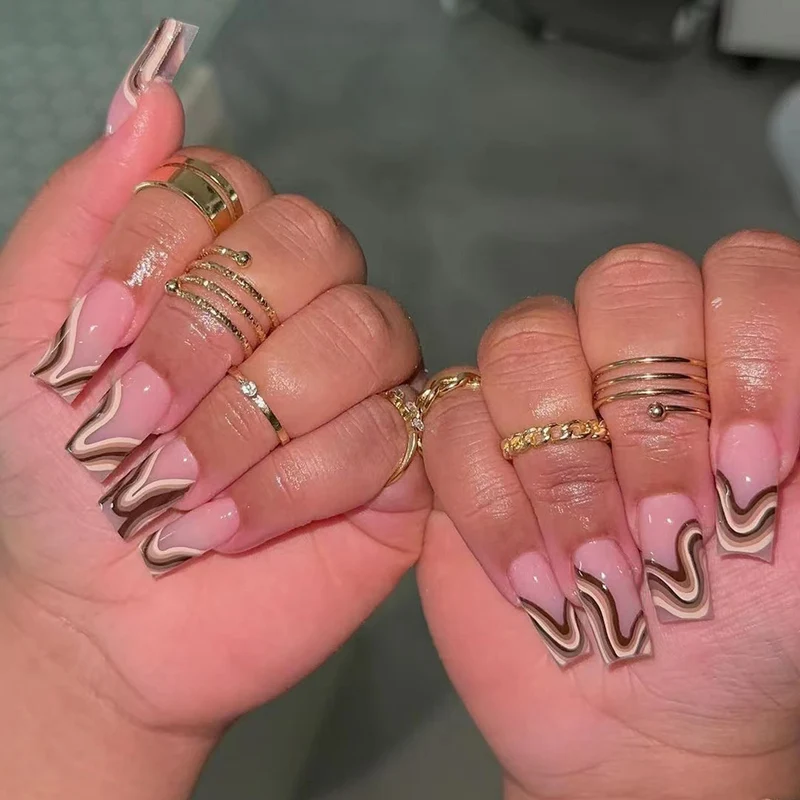 Kunstvolle Gel-Nägel mit elegantem Wellen-Design Karnz